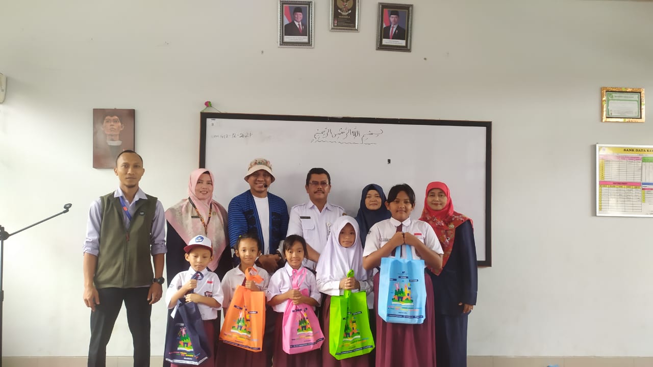 Wisata LiterAsyik Ke SDN Cipinang Besar Selatan 13